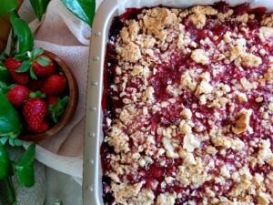 Golden oat crumble bars with jammy strawberry filling. 