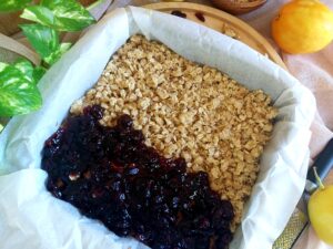 Golden oat crumble base and a layer of jammy cranberry filling. 